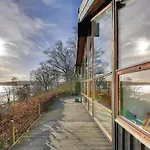 Three-bedroom Bjert With Sea View 08 Vakantiehuis *