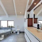 Three-bedroom Bjert With Sea View 08