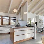 בית נופש Three-bedroom Bjert With Sea View 08