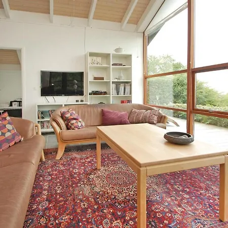 בית נופש Three-bedroom Bjert With Sea View 08