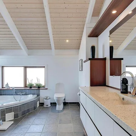 Three-bedroom Bjert With Sea View 08